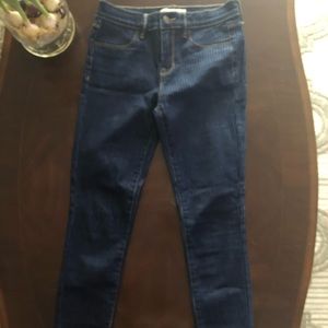 Stripped low-rise jeans.